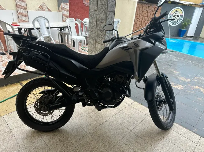 Sahara 300. Nova é ela, 13.338 km. Moto de garagem