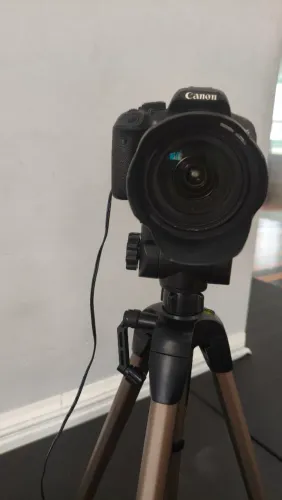Canon EOS 700D (T5i) + Lente Tamron 18-200mm + Tripé e Acessórios Extras