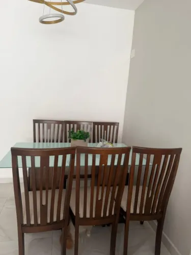 Mesa de jantar 6 cadeiras de madeira