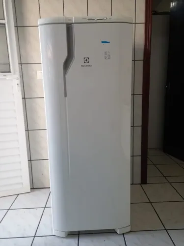 Geladeira 240 L -  Modelo RE31 - Seminova - em ótimo estado 