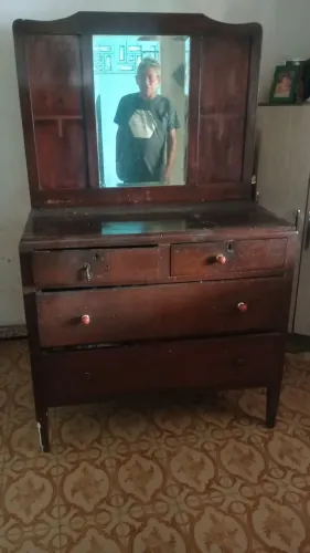 Penteadeira com mais de 100 anos.