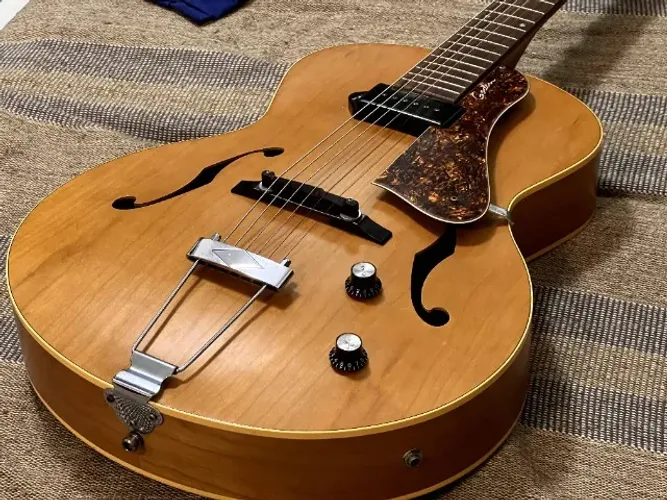 Guitarra semi-acustica Godin 5th Avenue Kingpin P90 Natural