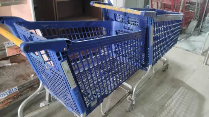 Carrinho de supermercado. Valor: 300,00 reais cada.