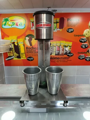 Batedor de Milk Shake Bermar BM72 NR 220V - Com Copo Extra - Pouco usada