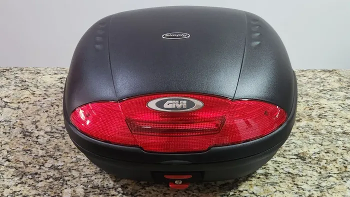 Baú para motocicleta Givi E450 Simply com capacidade de 45 litros