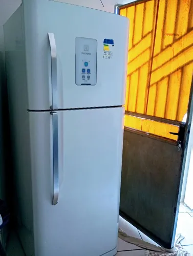 Vendou geladeira Electrolux funcionando perfeitamente vem conservada FROST FREE