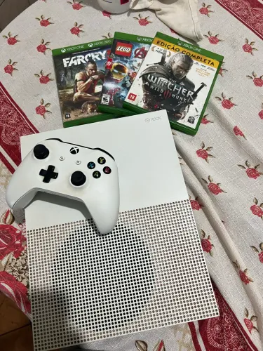 XBOX ONE 1 terá de memória ,impecável