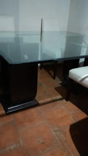 Mesa de vidro e 4 cadeiras de couro 