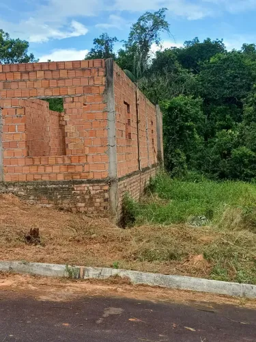 Vendo uma construção de uma casa