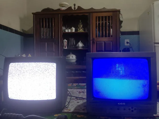 Duas TVs funcionando perfeitamente, sem controle, necessário usar conversor digital.