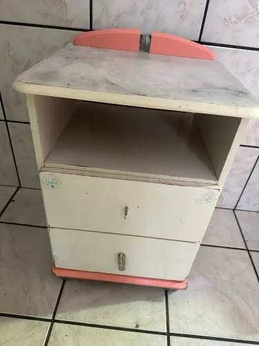 Vende-se criado mudo