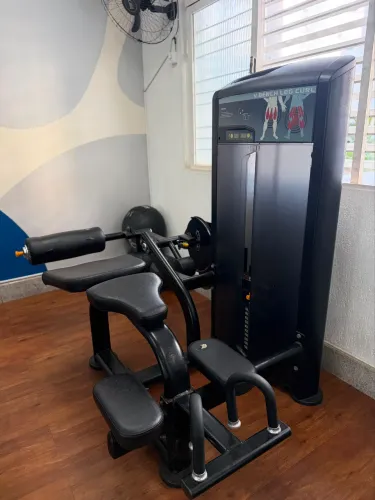 Máquina flexora com torre de pesos