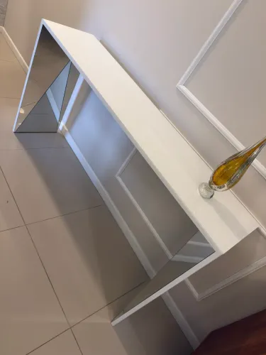 Aparador de vidro branco com espelho