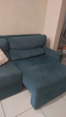 Sofá cama na cor azul aveludado