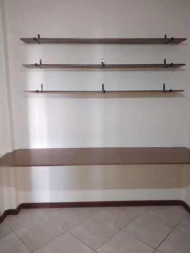 Mesa suspensa de escritório com prateleiras