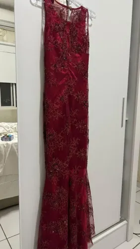 Vestido festa de pedraria vinho estilo sereia