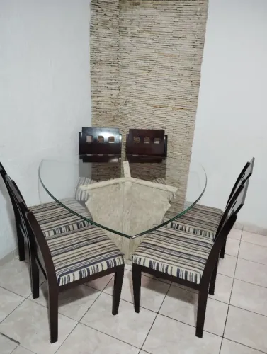 Vendo excelente mesa de vidro com seis cadeiras 