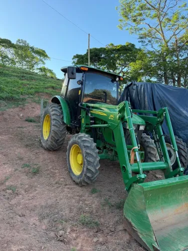 Trator John Deere 5078E 2023 com Cabine e Pá Carregadeira