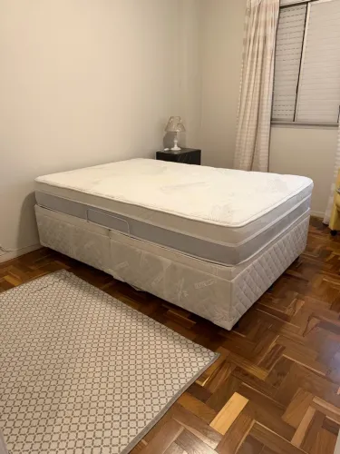 Cama de viúva (1,30x1,90m) com baú bipartido