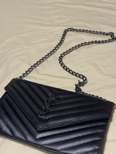 Bolsa preta feminina com corrente 