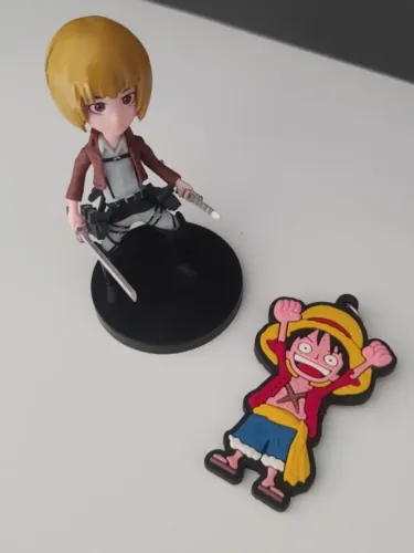 Boneco Armin Arlert de Attack on Titan + Chaveiro do Luffy (One Piece)