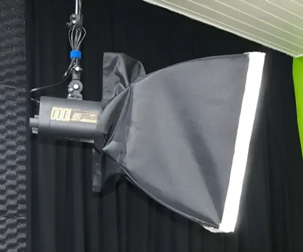 Kit com 01 Iluminador Video Led 1000 Atek 127/220v Branco-frio e 01 Hazy Light 0,50x0,50