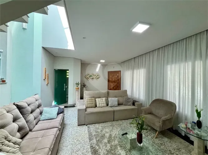 Casa à venda ou para alugar com 6 quartos, sendo 1 suíte, em Vila Galvão, Guarulhos - SP