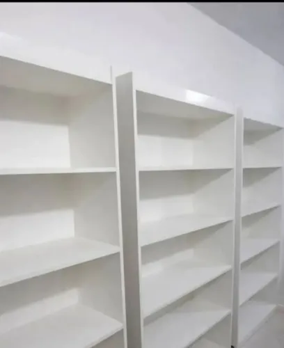 Três estantes , para lojas de cosméticos ?