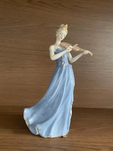 Escultura de Mulher com Violino em porcelana da Cristais Cá d'Oro
