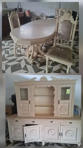 Mesa de madeira com 8 cadeiras acolchoadas mais um armário com cristaleira
