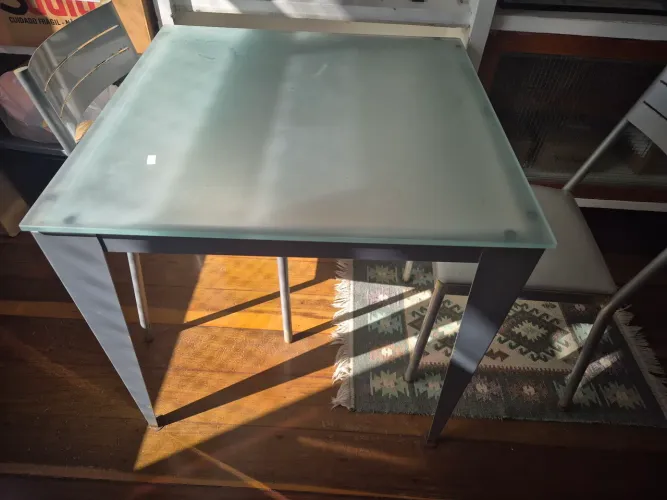 Mesa de vidro e base de alumínio