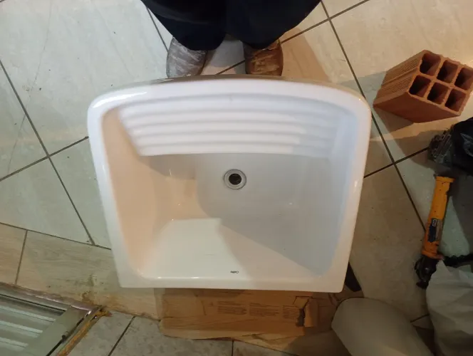 Tanque de louça branco com base