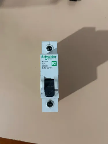 Mini disjuntor Easy9 1P, 4A, Curva C, 3kA em 230VCA