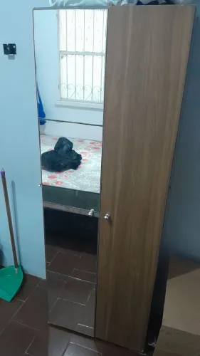 Vendo Guarda roupa de solteiro para quem tem pouca coisa para armazenar