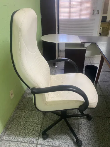 Cadeira presidente Vandaflex off white com espaldar alto com rodas! Excelente estado!