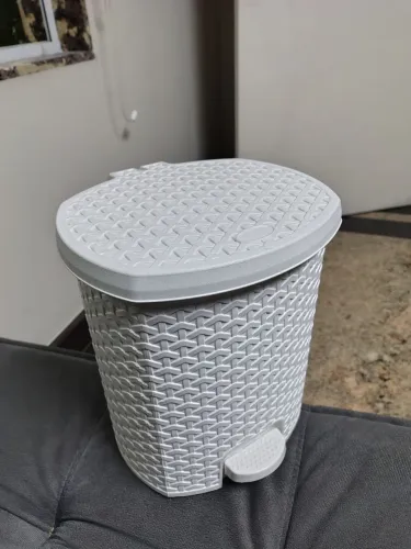 Cesto de lixo decorativo branco de 10 litros com abertura pisando