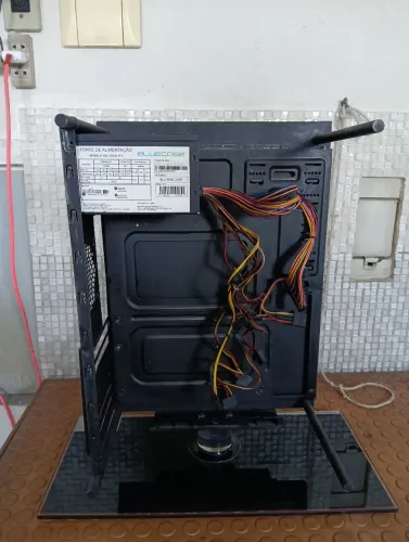 Gabinete Pc tipo Casemode gamer detodo em ferro e base vidro inacabado.