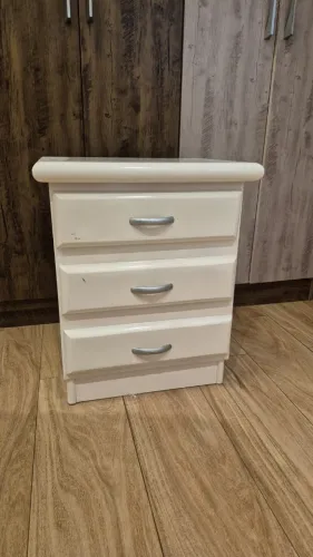 Mesa De Cabeceira Branca 3 Gavetas Em Mdf (Usado)