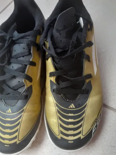 Vendo tenis marca messi cor preto com dourado numero 38