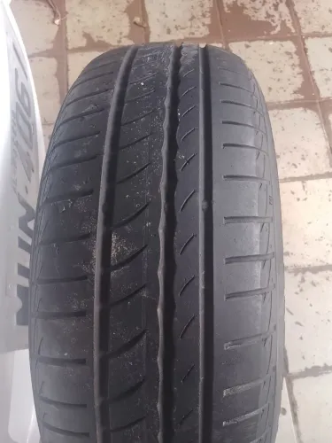 Vendo pneu 185/60 R15.