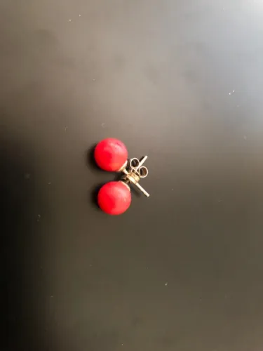 Brincos de bolinha vermelha lisa. Pequena, vibrante, infalível.