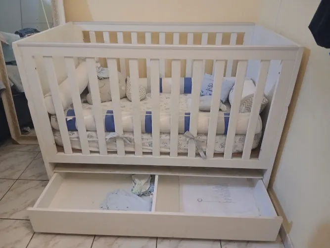 Berço Infantil com gavetas e colchão