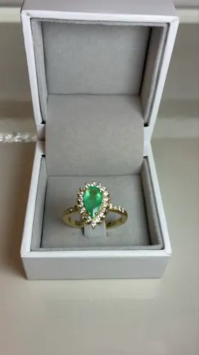 ANEL EM OURO AMARELO 18K COM ESMERALDA CENTRAL 1 KILATE