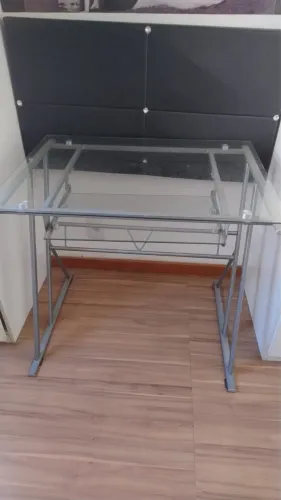 Mesa vidro e alumínio. Com prateleira retrátil para teclado.