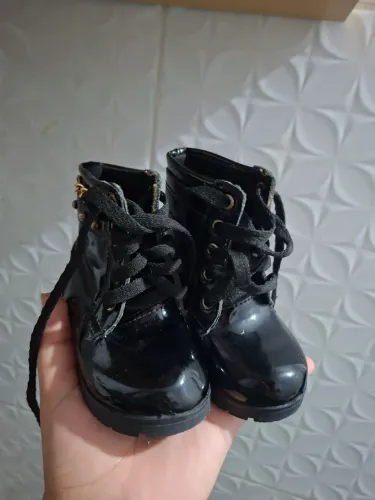 Vendo bota infantil número 20 preta