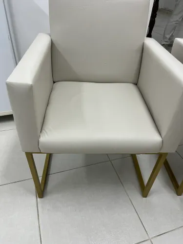 Poltronas de couro com pé dourado