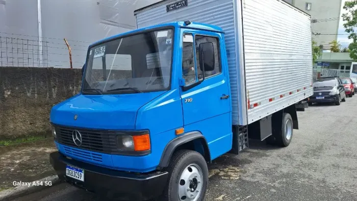 Mercedes Benz 710 ano 2002 Baú