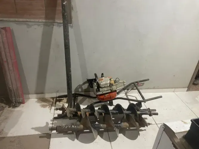 Vendo Parafusadeira de Solo 4 Brocas e 6 Extensores em Perfeito Estado e Funcionamento 