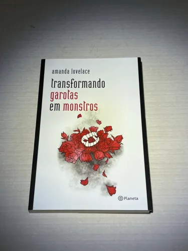 Vendo livros Transformando garotas em monstros e Tudo nela brilha e queima