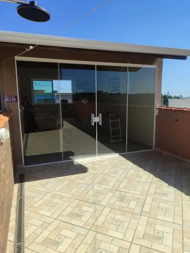 ? Porta de vidro temperado.